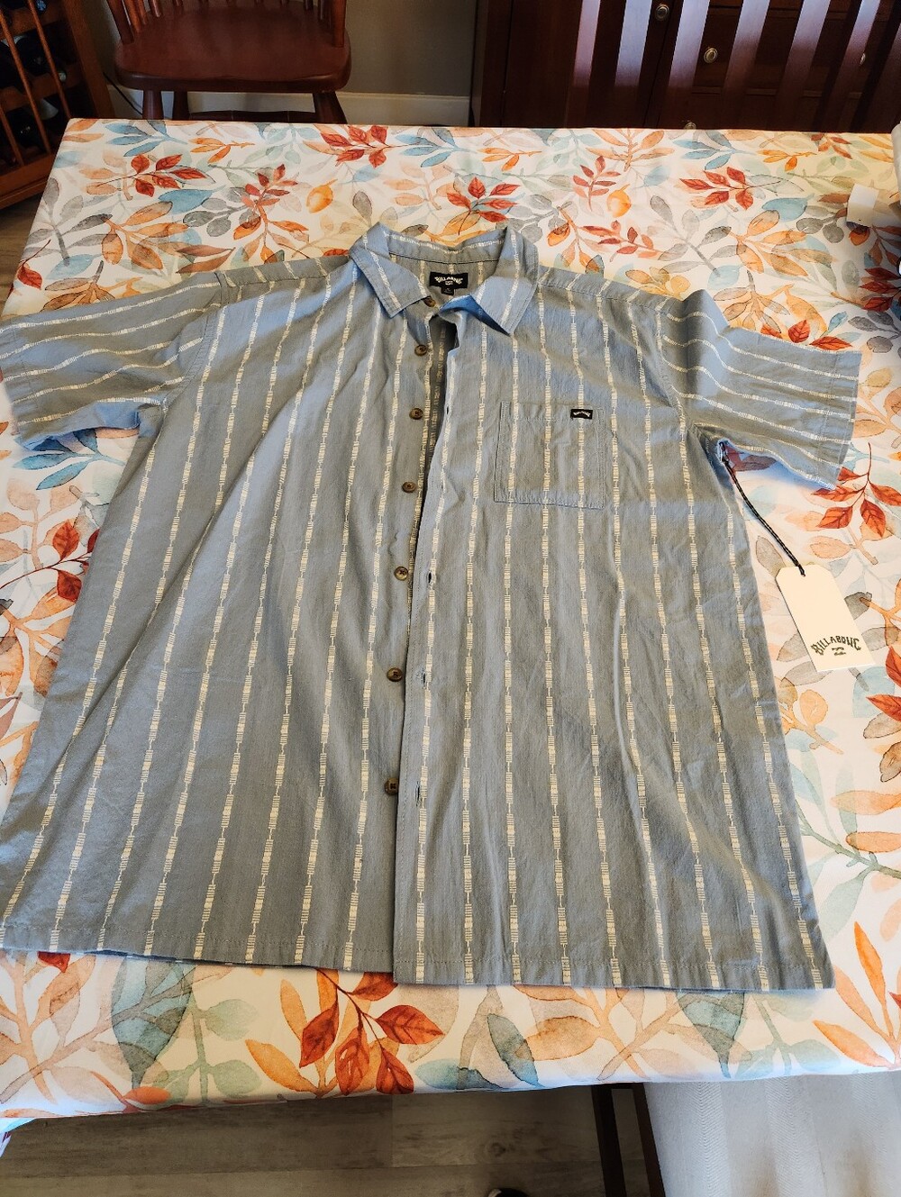 Billabong Light Blue Vertical-Striped Short Sleeve Button-Down Shirt NWT Medium